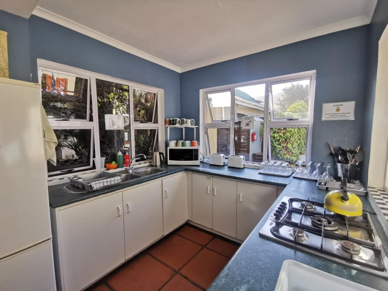 Hermanus Backpackers & Budget Accommodation Exterior photo